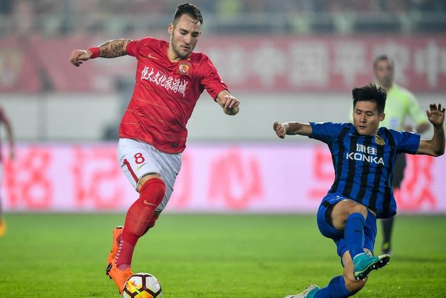  图卢兹绝杀Troyes保级成功 球迷冲进场庆贺  